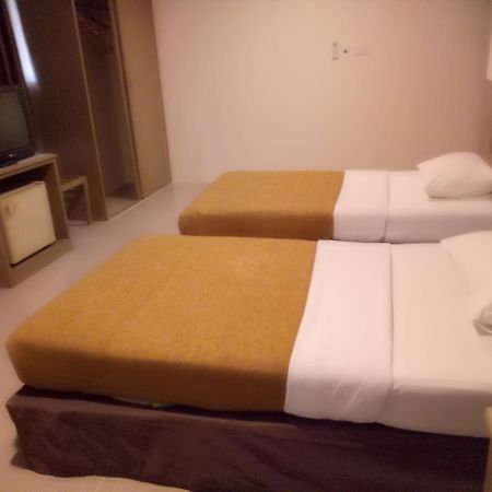 Tongpoon Hotel Банкок Екстериор снимка