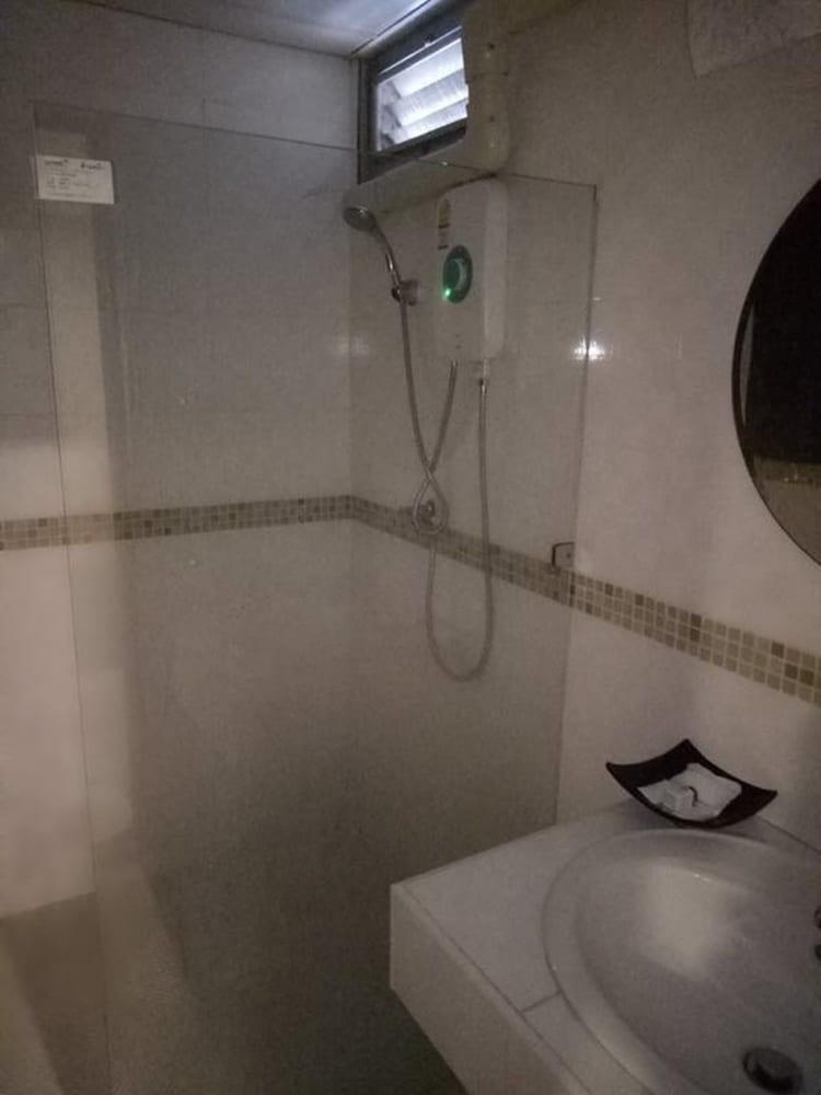 Tongpoon Hotel Банкок Екстериор снимка