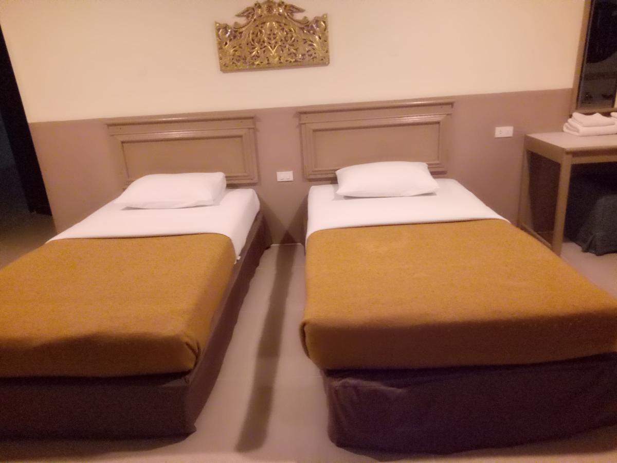 Tongpoon Hotel Банкок Екстериор снимка